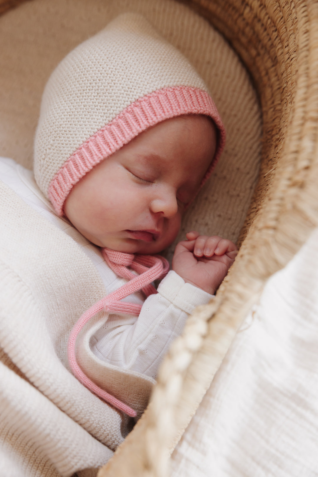 Hvid Newborn Bonnet Dolly Cream - Cotton Candy