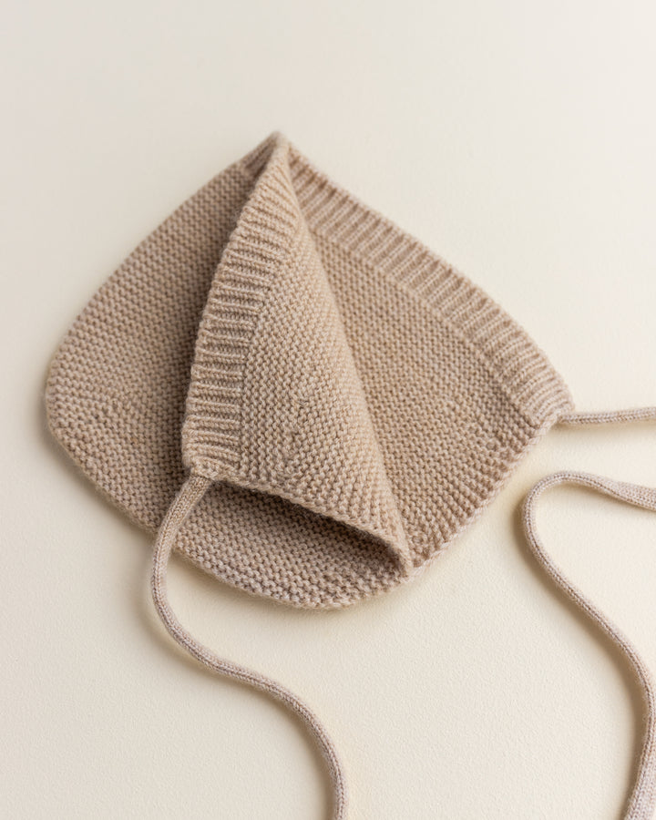 Hvid Newborn Bonnet Dolly Sand